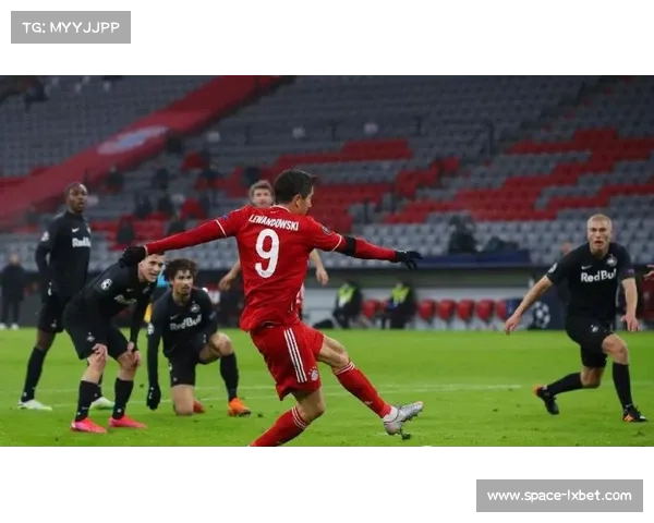 拜仁替补席因红牌判罚引发激烈反应 赛场一度混乱 拜仁替补席因红牌判罚引发激烈反应 赛场一度混乱