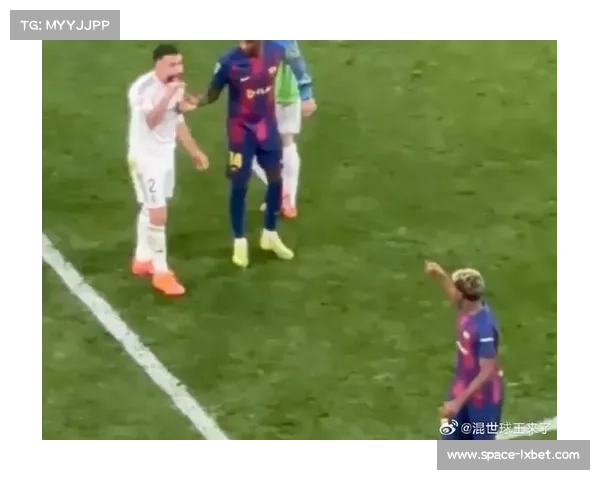 终场哨响，巴萨替补席冲入场内相拥庆祝六连胜