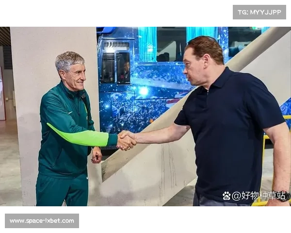 球迷围堵尼斯训练基地，表达对球队连败不满