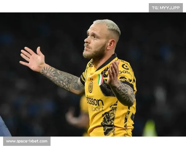 迪马尔科进球后与奥古斯托相拥，庆祝团队凝聚力。